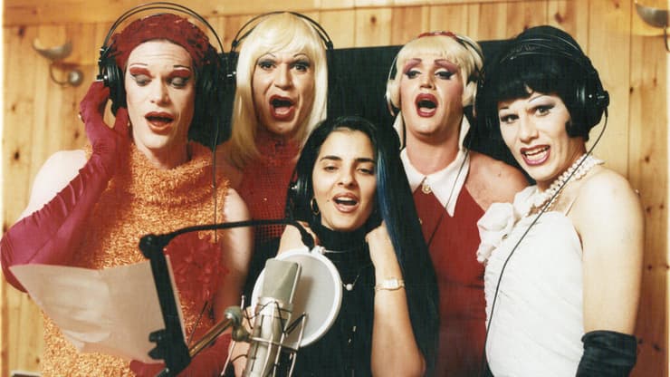 איציק כהן (שני משמאל) עם הרכב בנות פסיה וזהבה בן בהקלטות (צילום: אורן אגמון) איציק כהן (שני משמאל) עם הרכב בנות פסיה וזהבה בן בהקלטות