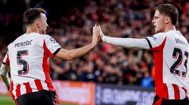 ג'ואי פירמן ואיבן פרישיץ' מרוצים. יש להם חלק בגול (IMAGO) ג'ואי פירמן ואיבן פרישיץ' מרוצים. יש להם חלק בגול