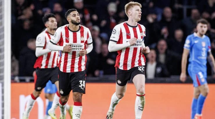 שחקני פ.ס.וו איינדהובן ממהרים לחזור למרכז המגרש (IMAGO) שחקני פ.ס.וו איינדהובן ממהרים לחזור למרכז המגרש