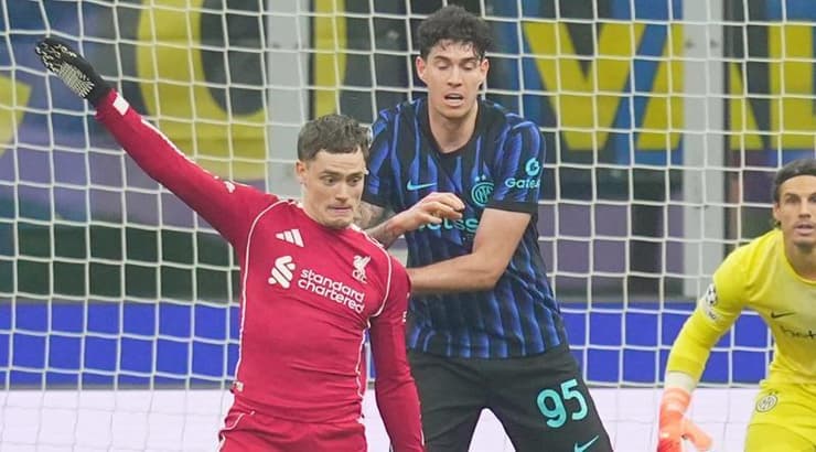 אלסנדרו בסטוני מפיל את פלוריאן וירץ (IMAGO) אלסנדרו בסטוני מפיל את פלוריאן וירץ