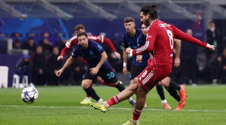 דומיניק סובוסלאי בועט את הפנדל (IMAGO) דומיניק סובוסלאי בועט את הפנדל