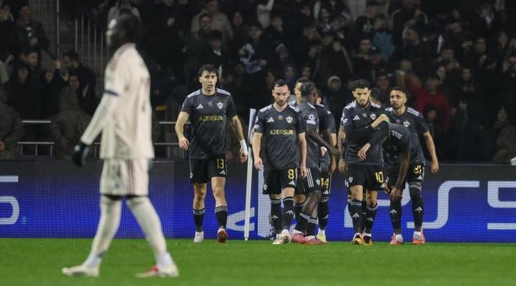 שחקני קרבאח חוגגים (IMAGO) שחקני קרבאח חוגגים