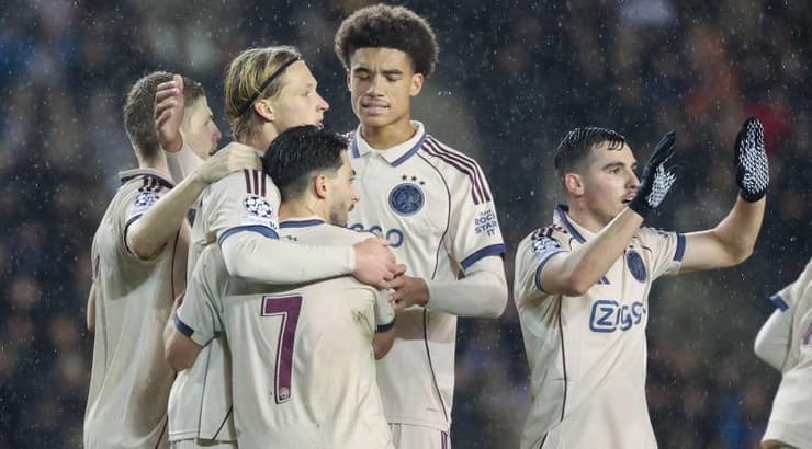 שחקני אייאקס חוגגים את שער השוויון (IMAGO) שחקני אייאקס חוגגים את שער השוויון