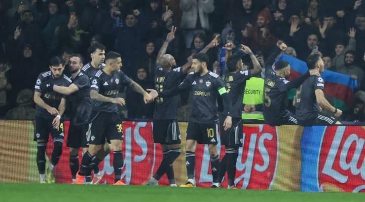 שחקני קרבאח חוגגים (IMAGO) שחקני קרבאח חוגגים