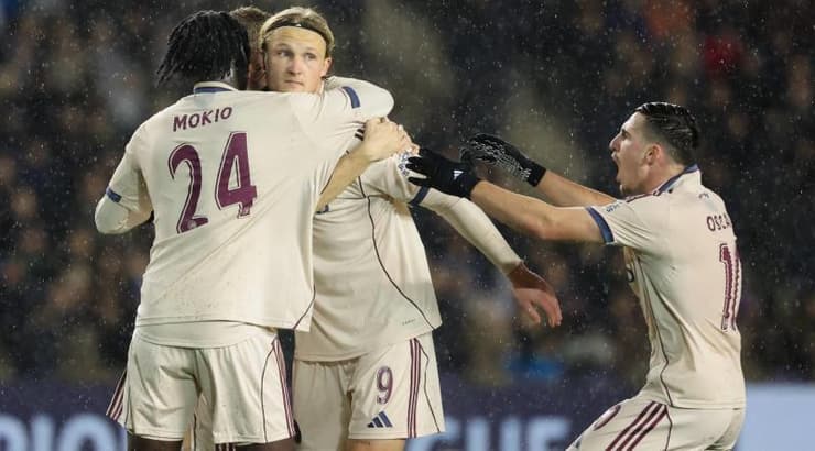 אוסקר גלוך ושחקני אייאקס חוגגים (IMAGO) אוסקר גלוך ושחקני אייאקס חוגגים