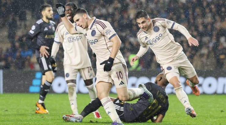 אוסקר גלוך חוגג עם שחקני אייאקס (IMAGO) אוסקר גלוך חוגג עם שחקני אייאקס