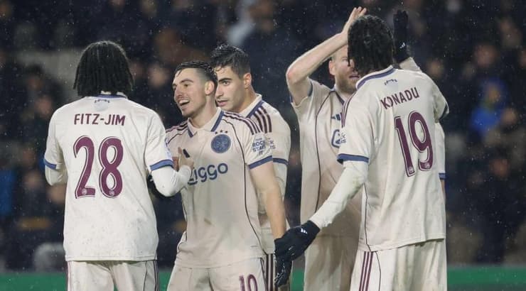 שחקני אייאקס חוגגים עם אוסקר גלוך (IMAGO) שחקני אייאקס חוגגים עם אוסקר גלוך