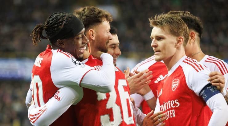 נוני מדואקה חוגג עם חבריו (IMAGO) נוני מדואקה חוגג עם חבריו