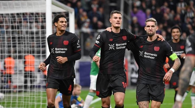 שחקני לברקוזן חוגגים (IMAGO) שחקני לברקוזן חוגגים