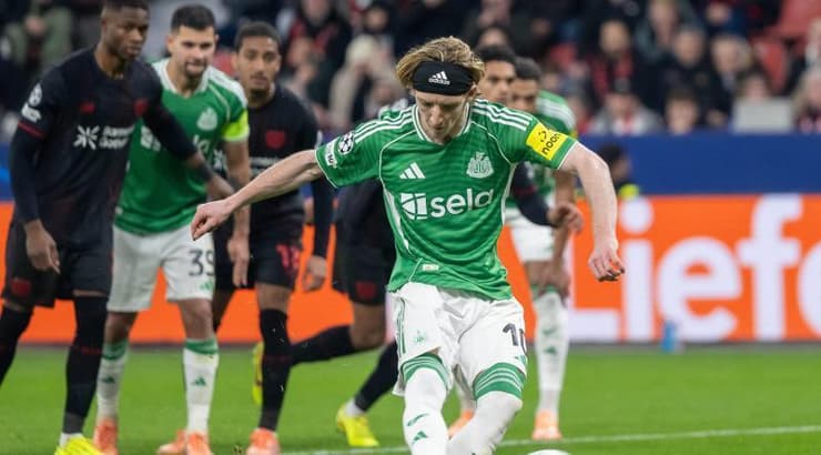 אנתוני גורדון ניגש לפנדל (IMAGO) אנתוני גורדון ניגש לפנדל