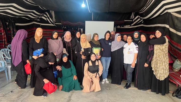 הכשרת נשים לניהול מרכזי סיוע חירום בכפרים הבלתי מוכרים בקורס עזרה ראשונה בשיתוף פעולה עם מד"א (צילום: באדיבות "חמ"ל אזרחי") הכשרת נשים לניהול מרכזי סיוע חירום בכפרים הבלתי מוכרים בקורס עזרה ראשונה בשיתוף פעולה עם מד"א