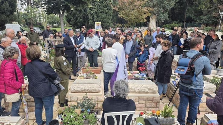 צילום: מיקי שמידט אזכרה וגילוי מצבה לסגן הדר גולדין בבית העלמין הצבאי כפ"ס