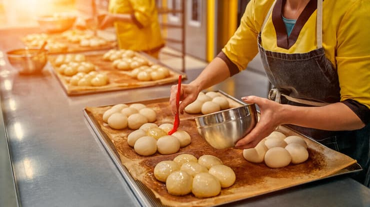 יש לבצע הדרכות לעובדים בנושאי סיכוני בטיחות בעבודה ומזעור הסיכונים (צילום: Shutterstock) אפייה