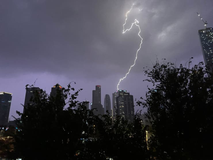 ברקים הלילה מעל תל אביב (צילום: גיא הכהן) ברקים מעל תל אביב בסערה "ביירון"