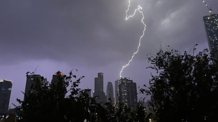 ברקים מעל תל אביב בסערה "ביירון"