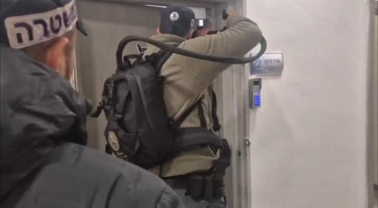 משטרת ישראל בחיפושים בעיריית נצרת (צילום: חסן שעלאן) משטרת ישראל בחיפושים בעיריית נצרת