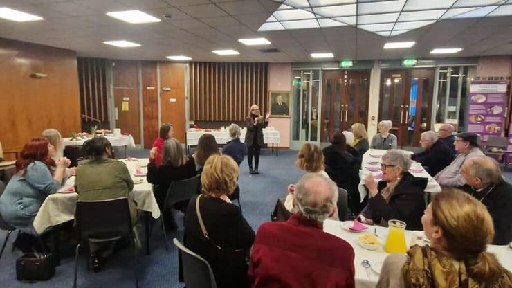 אילת מאמו שי בהרצאה לחברי הקהילה היהודית