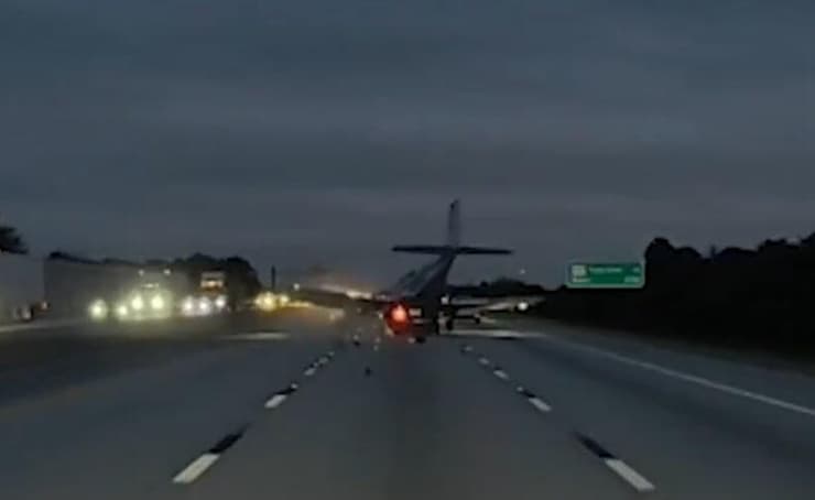 מתוך התיעוד: המטוס נחת על הרכב בכביש המהיר (צילום: סעיף 27א לפי חוק זכויות יוצרים) מטוס נוחת נחיתת חירום על רכב בכביש מהיר בפלורידה