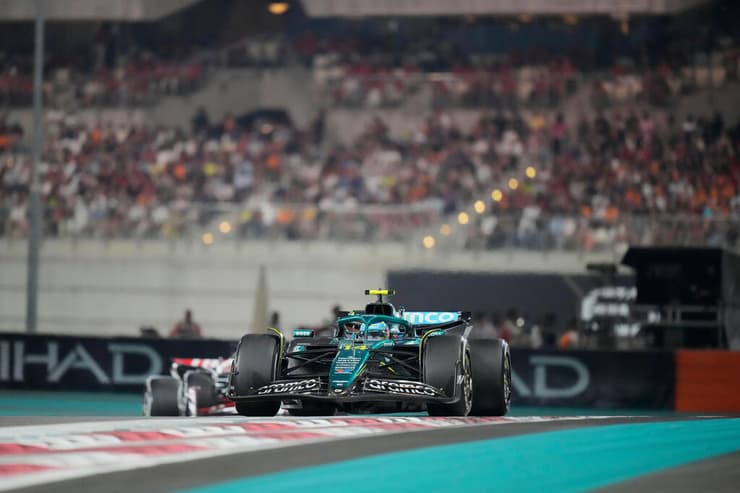 פרננדו אלונסו במכונית אסטון מרטין במרוץ הסיום של פורמולה-1 באבו דאבי (AP Photo/Darko Bandic) פרננדו אלונסו במכונית אסטון מרטין במרוץ הסיום של פורמולה-1 באבו דאבי