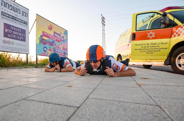 אירועי הקיצון הדגישו את הצורך להאיץ ולשכלל כל שלב בשרשרת המענה בחירום (תמונה: דוברות מד"א) צוותי מד"א בזמן אזעקה