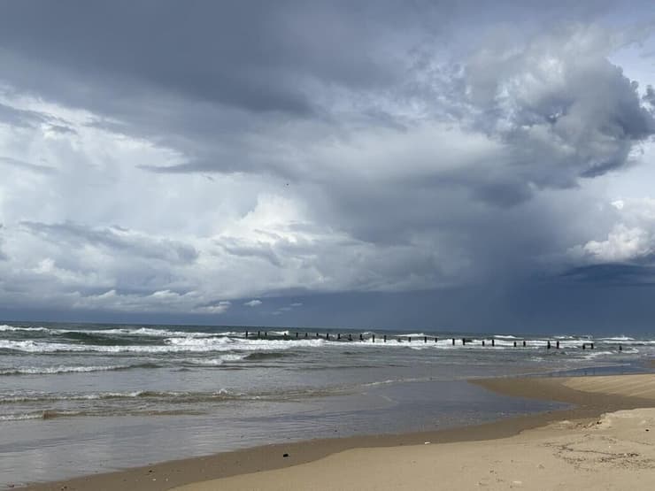 חוף בית ינאי, הבוקר (צילום: תמר שמיר) עננים כבדים בחוף בית ינאי