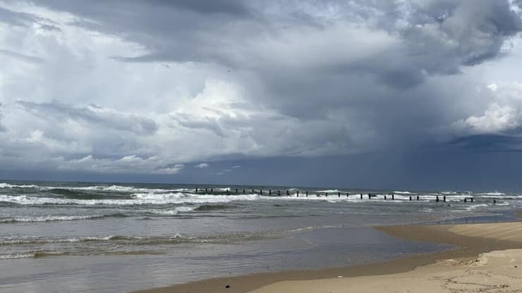 עננים כבדים בחוף בית ינאי