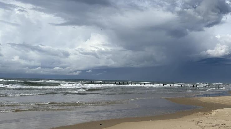 עננים בחוף בית ינאי (צילום: תמר שמיר) עננים כבדים בחוף בית ינאי