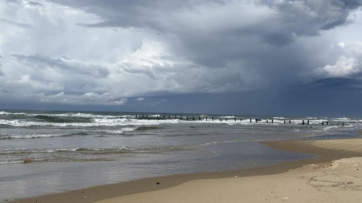 עננים כבדים בחוף בית ינאי
