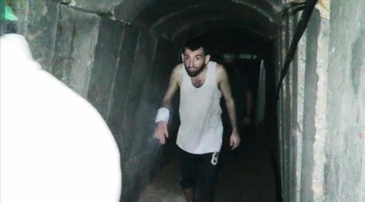 תיעוד של ששת החטופים שנרצחו במנהרות מדליקים נר חנוכה