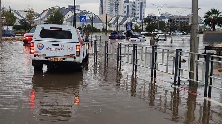 שיטפונות ביבנה (צילום: כבאות והצלה לישראל מחוז מרכז) שטפונות ביבנה