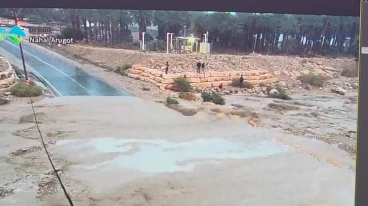 נחל ערוגות הציף את כביש 90 (צילום: נתיבי ישראל) הזרימה בנחל ערוגות לאחר הגשם