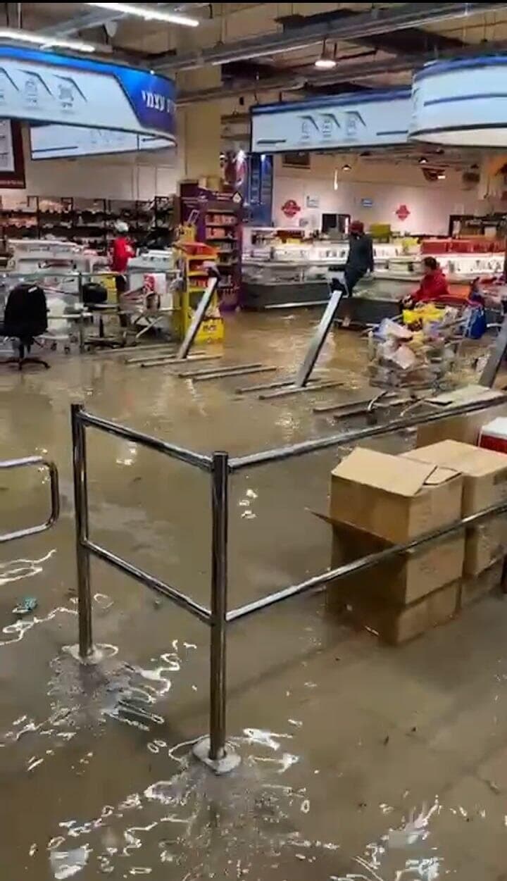 ההצפה בסניף רמי לוי ביבנה (צילום: מתוך הרשתות לפי סעיף 27 א') הצפה בסניף רמי לוי ביבנה