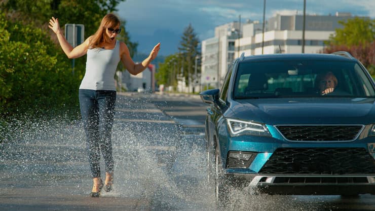 נהגים, התחשבו בהולכי הרגל (צילום: Shutterstock) גשם