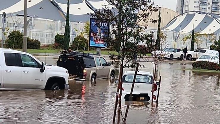צילום: כבאות והצלה לישראל מחוז מרכז שטפונות ביבנה