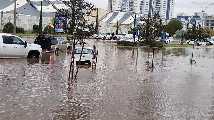 שיטפונות ביבנה בסופה "ביירון" (צילום: כבאות והצלה לישראל מחוז מרכז) שטפונות ביבנה