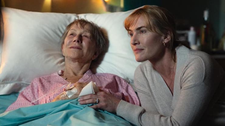 הרבה דמעות. ווינסלט והלן מירן, מתוך "להתראות, ג'ון" (צילום: באדיבות נטפליקס) מתוך "להתראות, ג'ון"