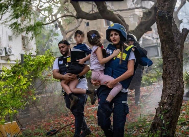 "פעולה משולבת ומהירה יותר של כלל גופי החירום". צוותי מד"א מפנים ילדים במהלך מבצע "עם כלביא" (תמונה: דוברות מד"א) צוותי מד"א מפנים ילדים במהלך מבצע "עם כלביא"