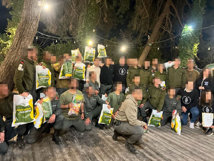 לוחמים עם תרומות שקיבלו מעמותת "עוצמה לחייל". "החיבוק מהמתנדבים מחזק את הלוחמים ועוזר להם להמשיך במשימתם"   
