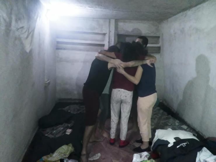 תיעוד של ששת החטופים שנרצחו במנהרות מדליקים נר חנוכה