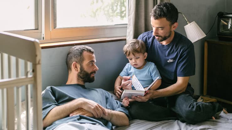 עו"ד גורנשטיין (משמאל) עם בן זוגו אדם ובנם ירמי (צילום: שני הלוי) עו"ד גורנשטיין (משמאל) עם בן זוגו אדם ובנם ירמי