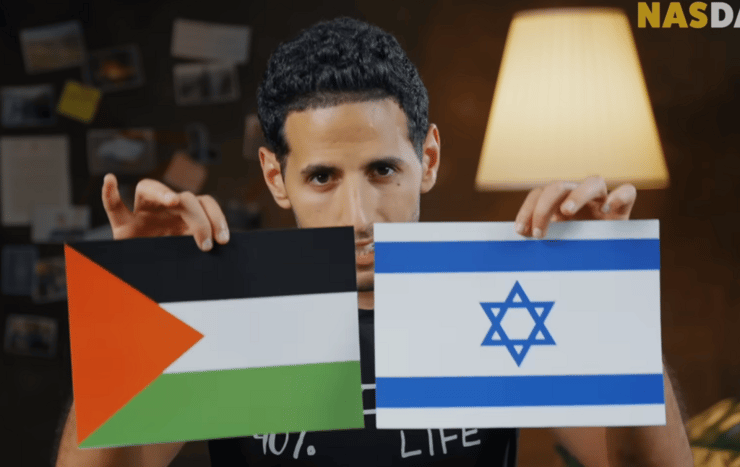 נאס דיילי באחד מסרטוניו. אחרי 7 באוקטובר הצהיר כי הוא קודם כל ישראלי