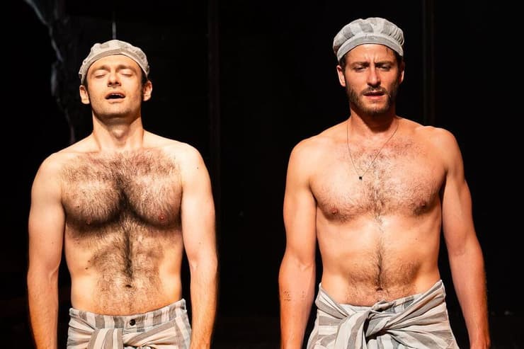 אלכס קרול ומיכאל אלוני ב"עקומים", בהבימה (צילום: ז'ראר אלון) אלכס קרול ומיכאל אלוני ב"עקומים", בהבימה