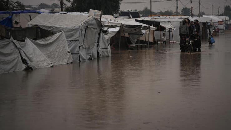 "אלפי אוהלים הוצפו. אנשים עומדים במים קפואים ואין להם לאן ללכת" (צילום: AP Photo/Abdel Kareem Hana) חאן יונס