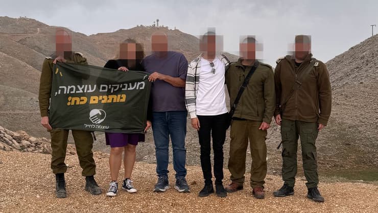 לוחמים עם מתנדבי העמותה. "זכות גדולה עבורנו לחזק את מי שמחזקים את עם ישראל"  