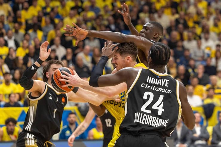 טי.ג'יי ליף מוקף (צילום: טל שחר) טי.ג'יי ליף מוקף