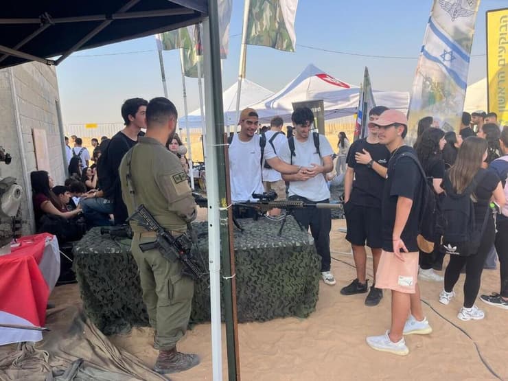 פרויקט בעקבות לוחמים מפגש של בני הנוער עם הלוחמים חיילים 