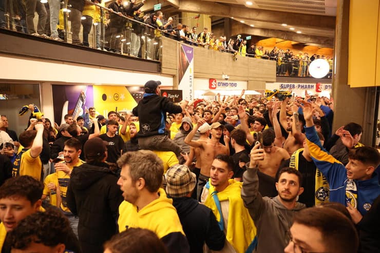 היורוליג חזר להיכל אחרי שנתיים. אוהדי מכבי ת"א עושים שמח (צילום: טל שחר) אוהדי מכבי ת"א