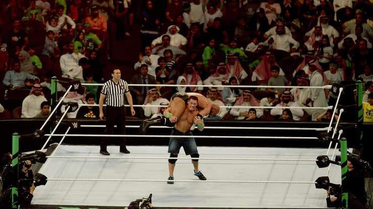 ג'ון סינה מניף את דה רוק (צילום: AP Photo/Amr Nabil) ג'ון סינה עם דה רוק