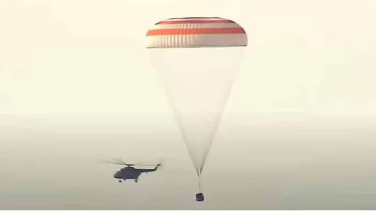 החללית סויוז MS-27 צונחת בקזחסטן, מסוק של צוות החילוץ כבר בדרכו לאתר הנחיתה (צילום: Roscosmos) החללית סויוז MS-27 צונחת בקזחסטן, מסוק של צוות החילוץ כבר בדרכו לאתר הנחיתה