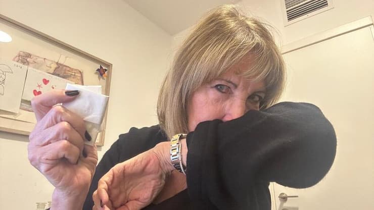 כולם זוכרים מהקורונה? מתעטשים לתוך המרפק (צילום: פרטי) תמי לנצוט ליבוביץ